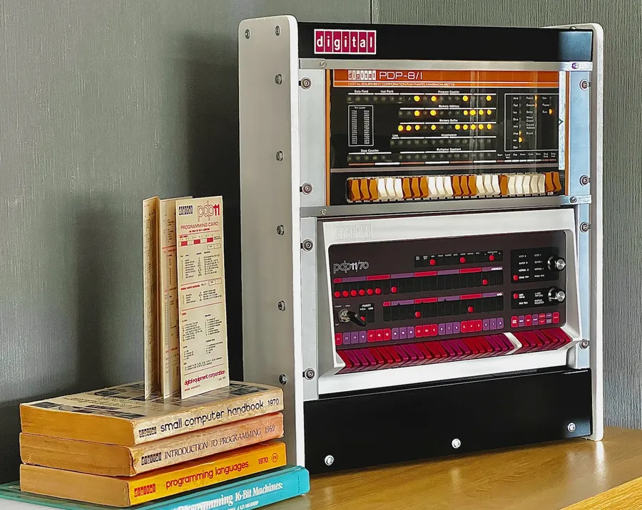 Click to view full size - The finished cabinet: it's surpringly steady when using the switches on both machines and a lot of fun to watch.