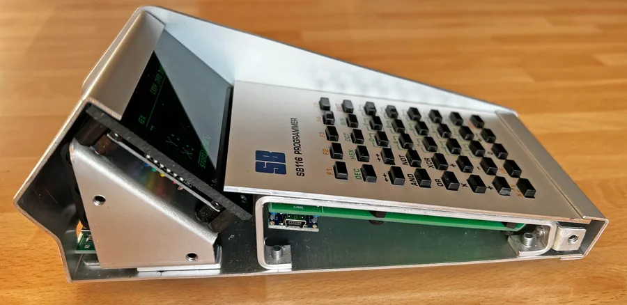 Click to view full size - Showing the solid metal construction. It comes in at a reassuringly solid 0.5 kg.